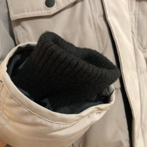 Guess jacket. Size small. In excellent used condition. Puffer. Grey in colour. - Picture 5 of 11